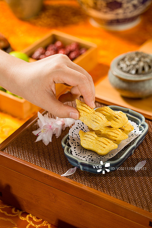 中式餐厅饭桌上摆满了美食有一盘花生酥点心图片素材