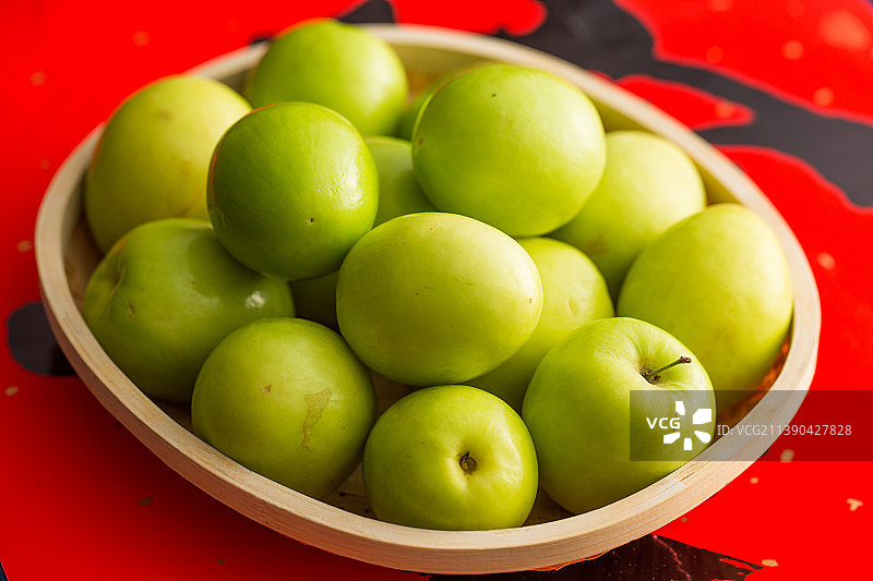 中国餐桌上的青枣图片素材