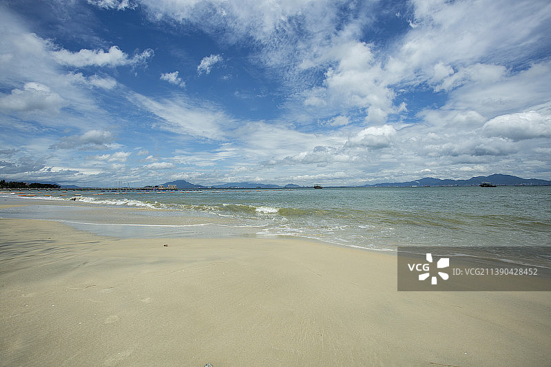 巽寮湾沙滩大海天空海浪蓝天图片素材
