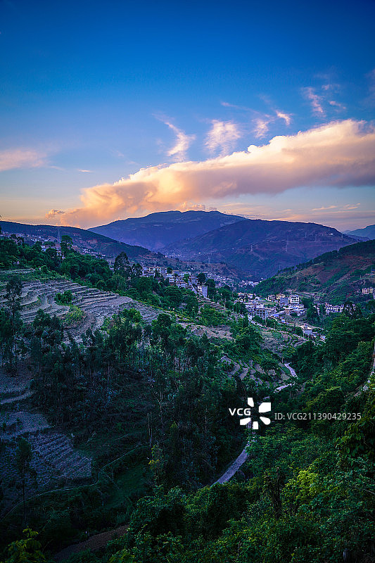 山区小城黄昏图片素材