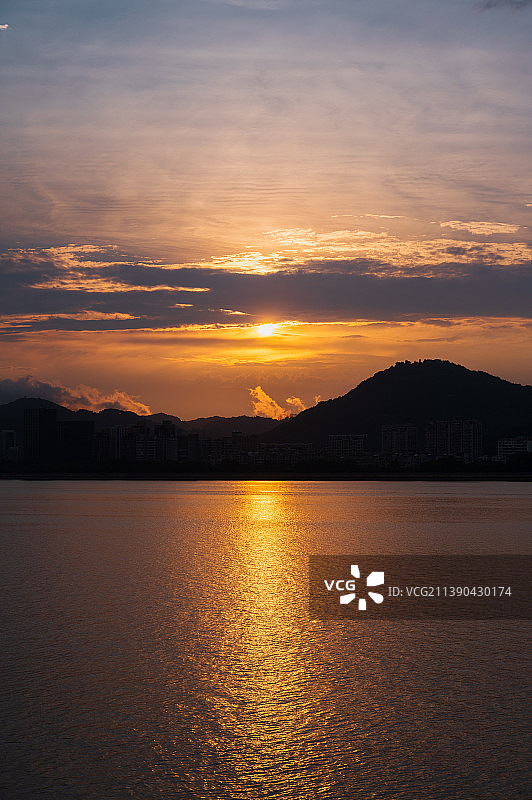 钱塘江日落，日落时江景映衬着戏剧性的天空图片素材