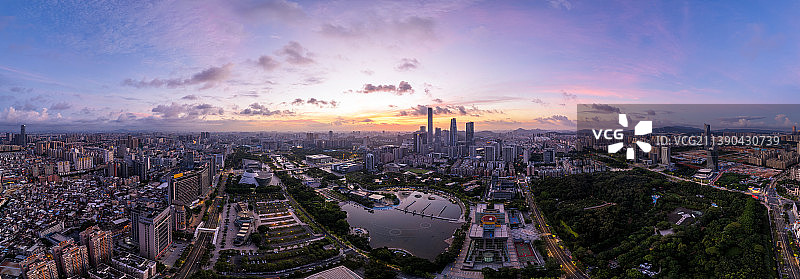 日出时分的东莞CBD天际线图片素材