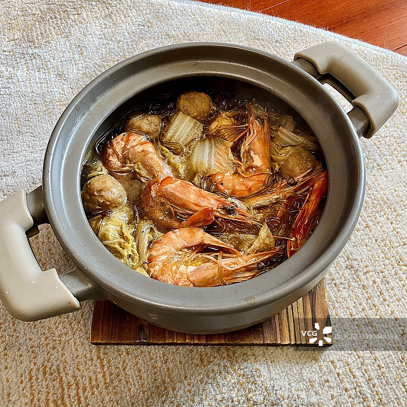 餐桌上碗中虾的高角度视图图片素材