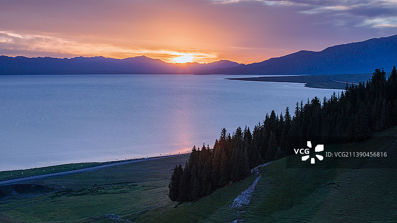 塞里木湖日出图片素材