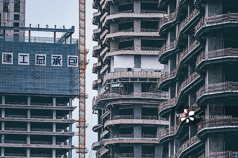 上海浦东张江科学城城市副中心建筑工地，疫情后复工复产，只有一名工人正在加紧电焊施工，画面冷清寂寞图片素材