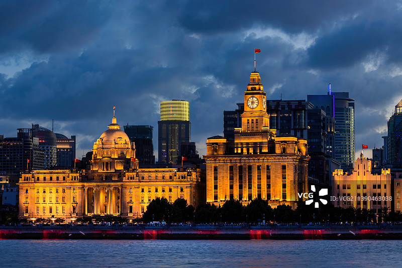 上海外滩万国建筑群夜景，左面是浦发银行，右面是海关大楼。图片素材