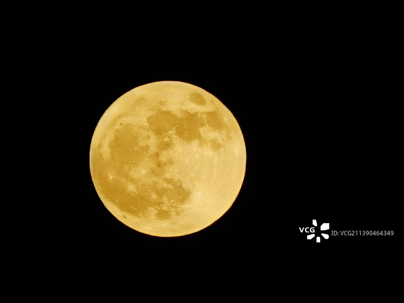 夜空下月亮的低角度视图图片素材