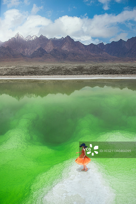 站在青海盐湖雅丹上的女人的高角度视角图片素材
