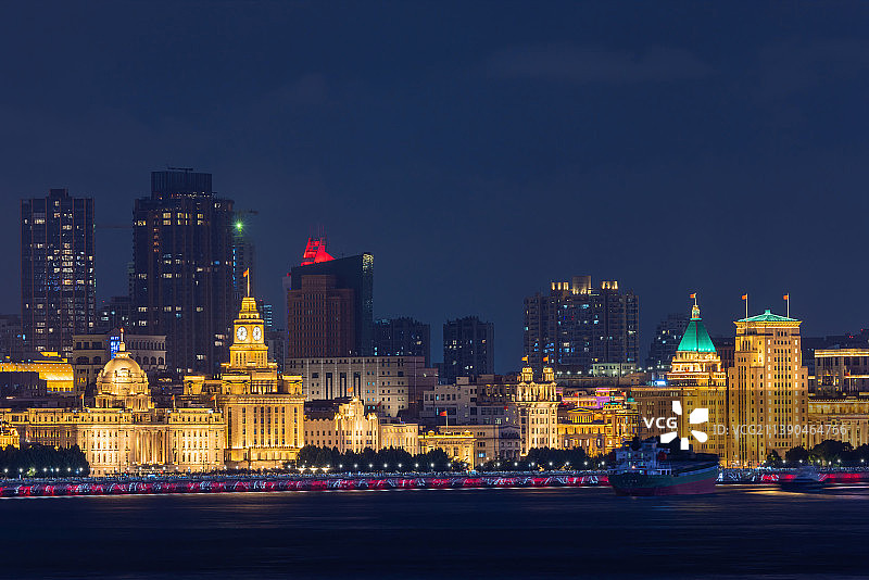 从上海黄浦江浦东拍摄浦西外滩中山东一路万国建筑群泛光照明夜景图片素材