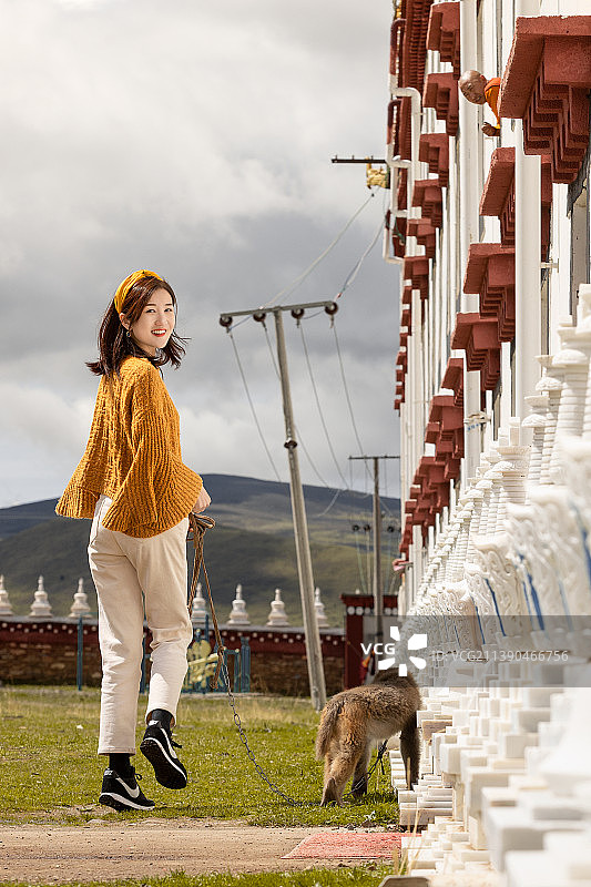 快乐的女孩和她的宠物玩耍图片素材