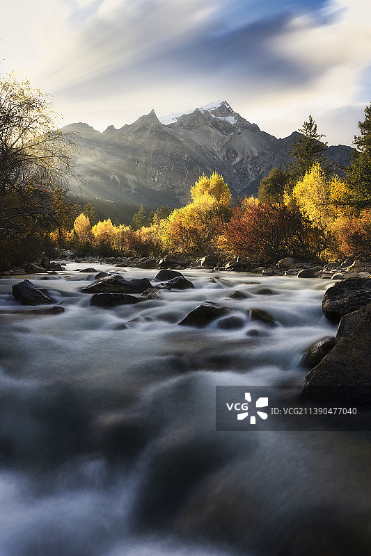 格聂神山图片素材