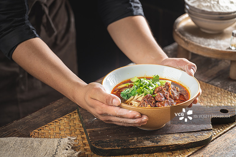 家乡 复古风 乡村风 中式 美食 红烧 牛肉 面条 蔬菜 营养 健康图片素材