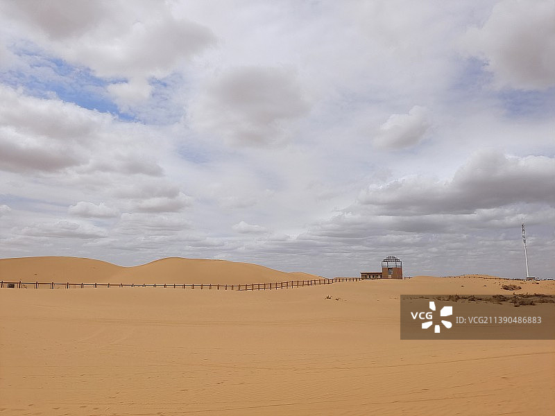 多云的天空衬托着沙漠的景色图片素材