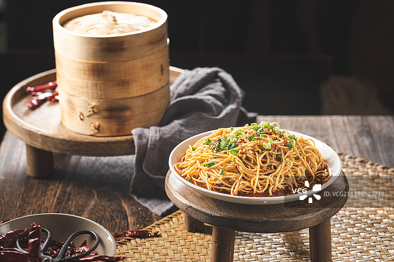 中式复古风 乡村风 美食 家乡 特写 麻辣 凉面图片素材