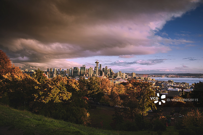 天际乌云含雨重图片素材