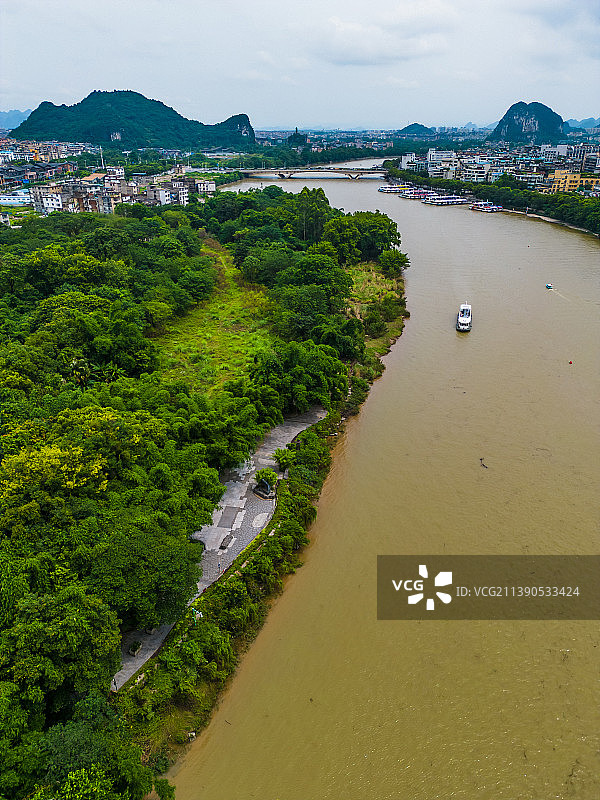 竖屏航拍桂林訾洲公园漓江风景区图片素材