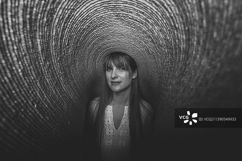 站在隧道里的女孩肖像，普列奈，立陶宛图片素材