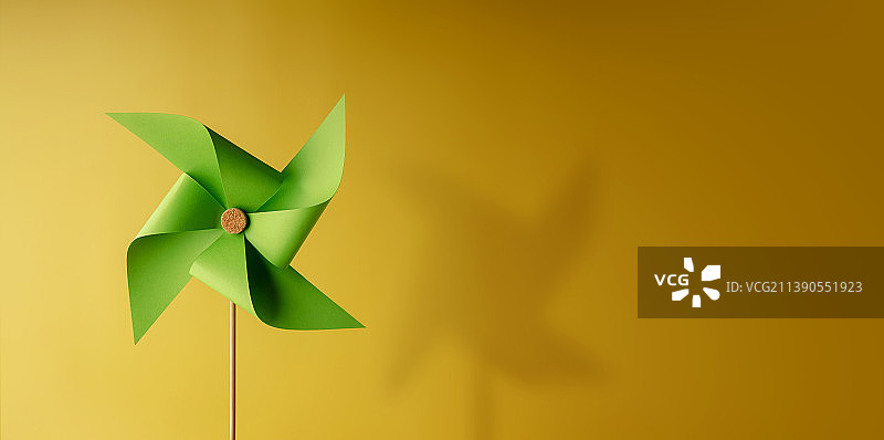 ESG与清洁能源概念：泰国风力涡轮机纸张特写图片素材