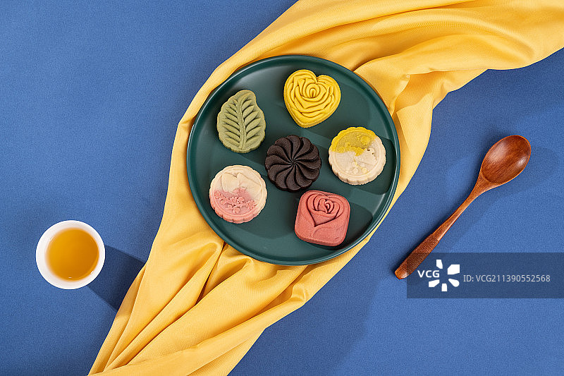 中国传统节日中秋节美食现代五彩月饼图片素材