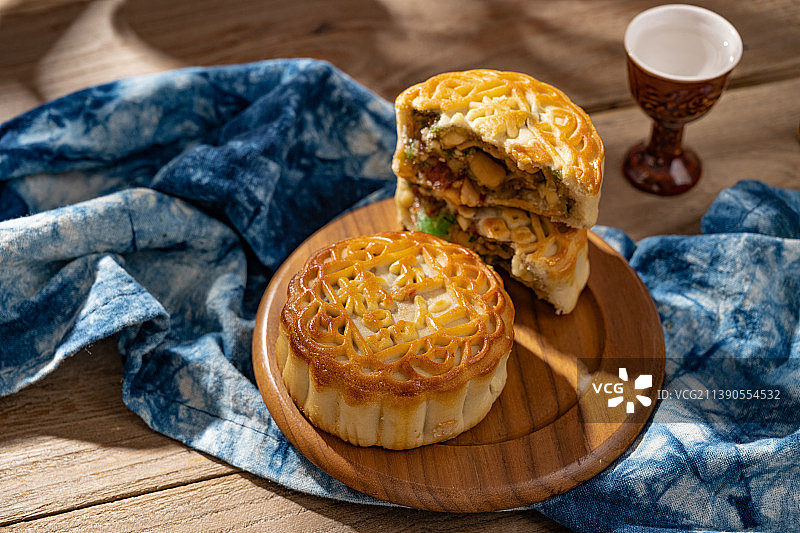 中秋节五仁月饼图片素材