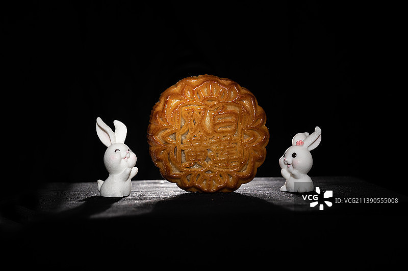 中国传统节日美食双黄月饼图片素材