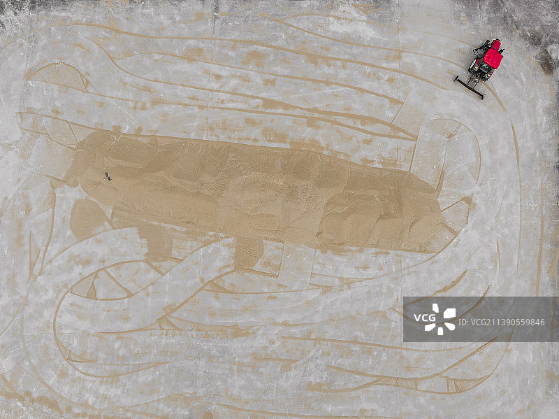 秋天丰收的季节拖拉机钉耙晒谷物翻谷物稻谷麦穗晒谷场图片素材