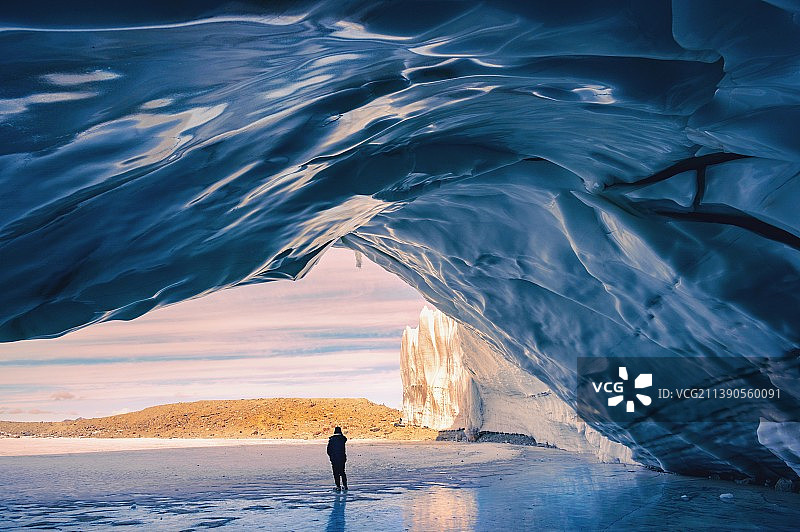 慕士塔格峰一个冰洞图片素材