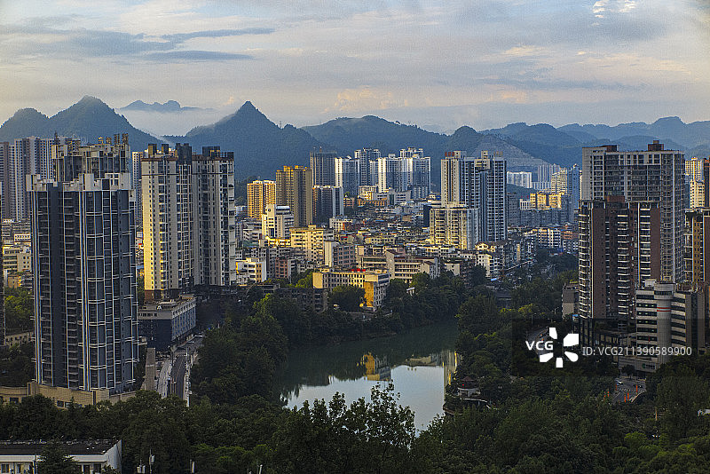 碧水青山环绕的的贵州铜仁市碧江区城市风光图片素材