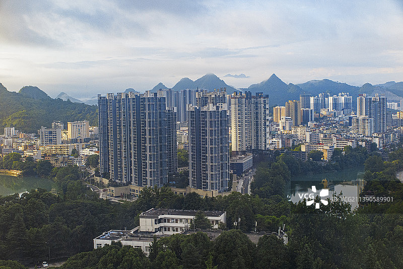 碧水青山环绕的的贵州铜仁市碧江区城市风光图片素材