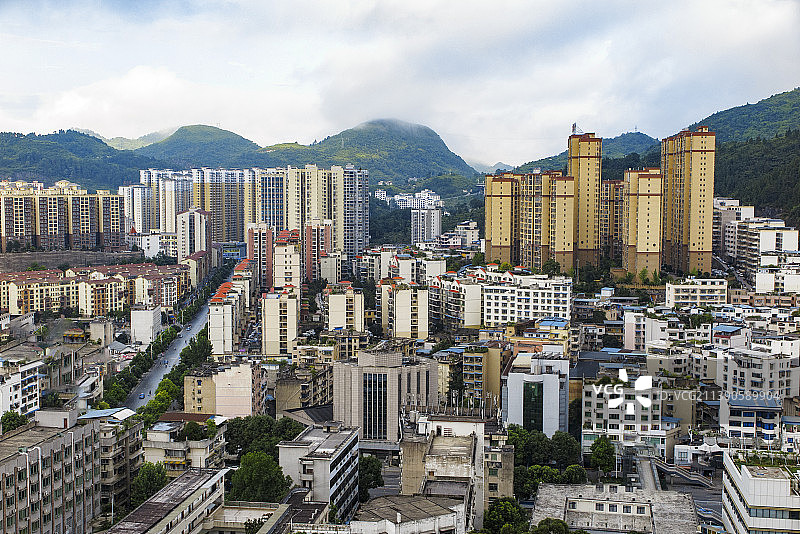 碧水青山环绕的的贵州铜仁市碧江区城市风光图片素材