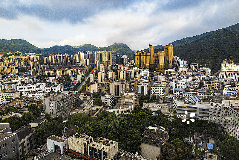 碧水青山环绕的的贵州铜仁市碧江区城市风光图片素材