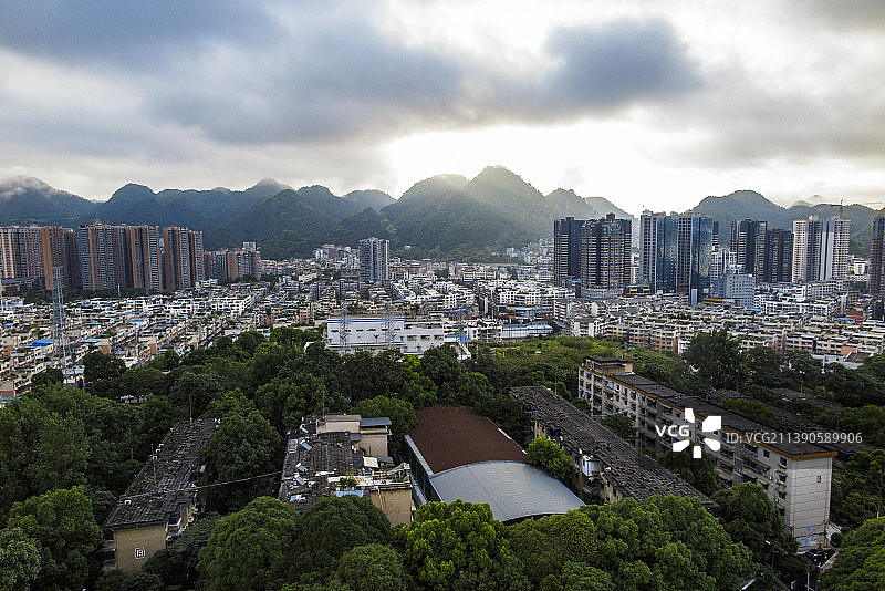 碧水青山环绕的的贵州铜仁市碧江区城市风光图片素材