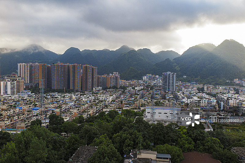 碧水青山环绕的的贵州铜仁市碧江区城市风光图片素材