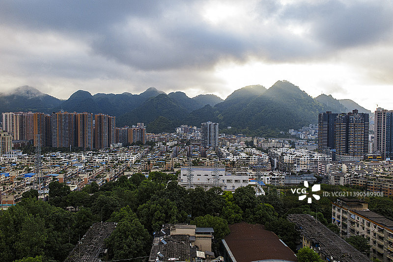 碧水青山环绕的的贵州铜仁市碧江区城市风光图片素材