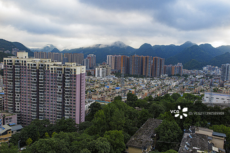 碧水青山环绕的的贵州铜仁市碧江区城市风光图片素材