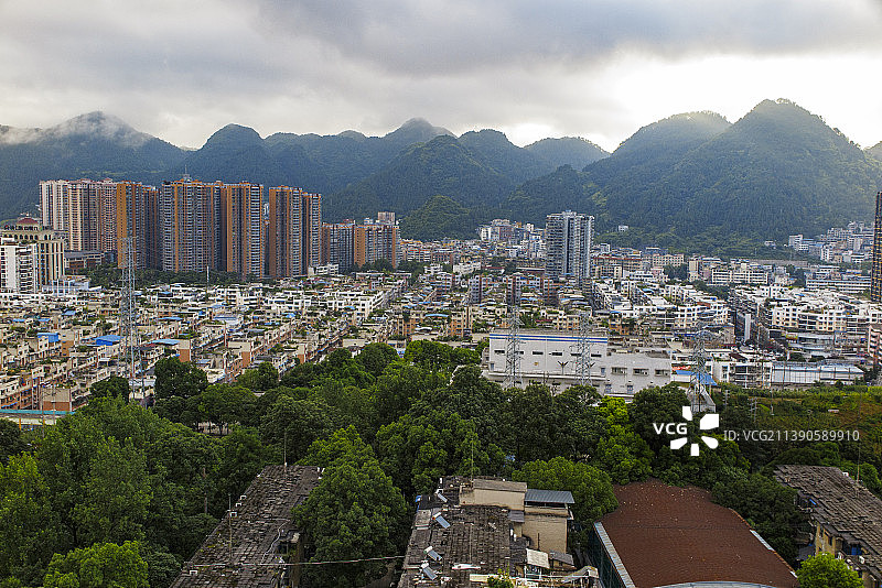 碧水青山环绕的的贵州铜仁市碧江区城市风光图片素材