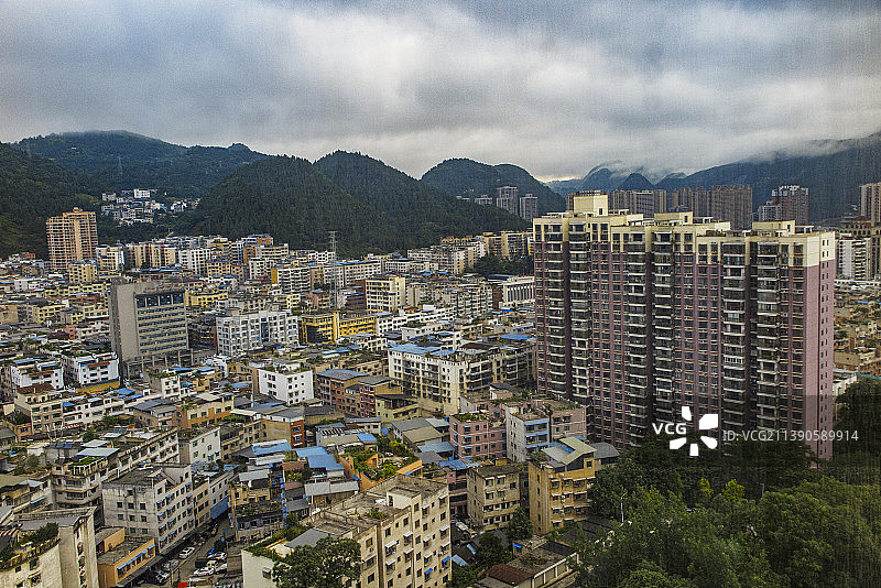 碧水青山环绕的的贵州铜仁市碧江区城市风光图片素材