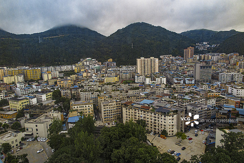 碧水青山环绕的的贵州铜仁市碧江区城市风光图片素材