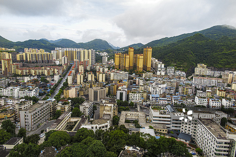 碧水青山环绕的的贵州铜仁市碧江区城市风光图片素材
