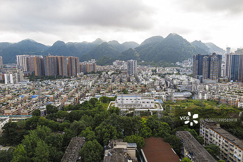 碧水青山环绕的的贵州铜仁市碧江区城市风光图片素材
