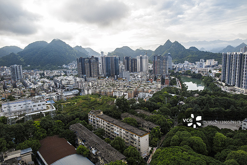 碧水青山环绕的的贵州铜仁市碧江区城市风光图片素材