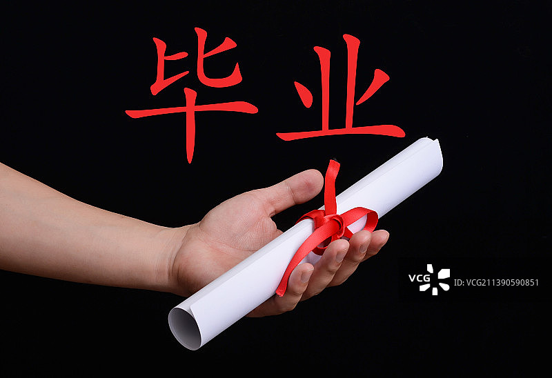 毕业季男性手拿毕业证书图片素材