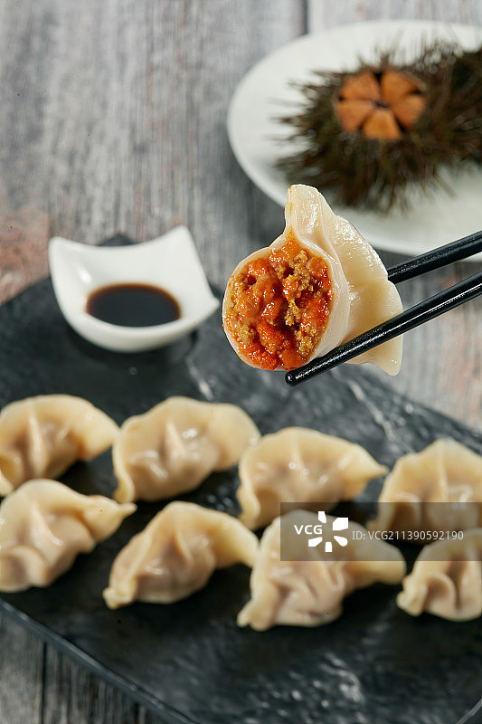 餐桌上海胆馅的水饺图片素材