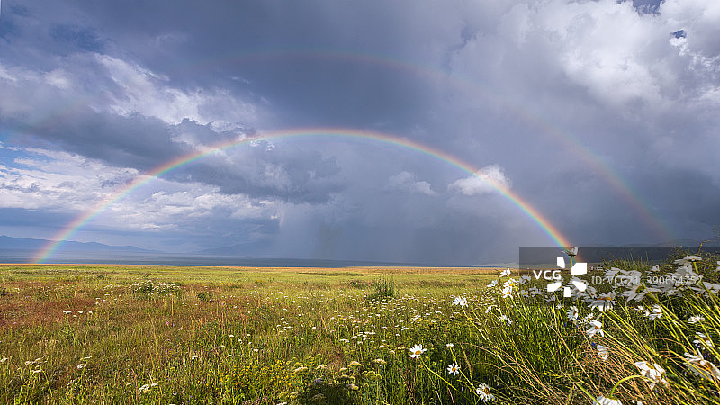 塞里木湖偶遇双彩虹图片素材