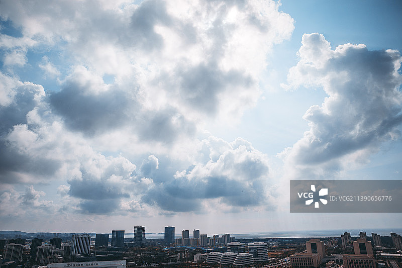 多云天气的城市风景图片素材