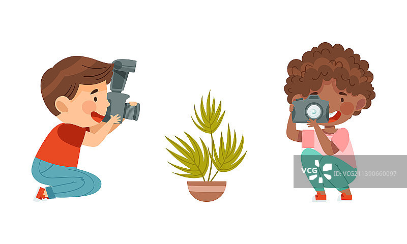 拿着数码相机拍摄的漂亮男孩图片素材