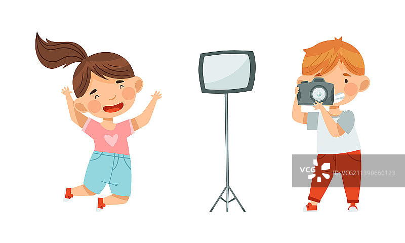 男孩女孩手持数码相机拍照图片素材