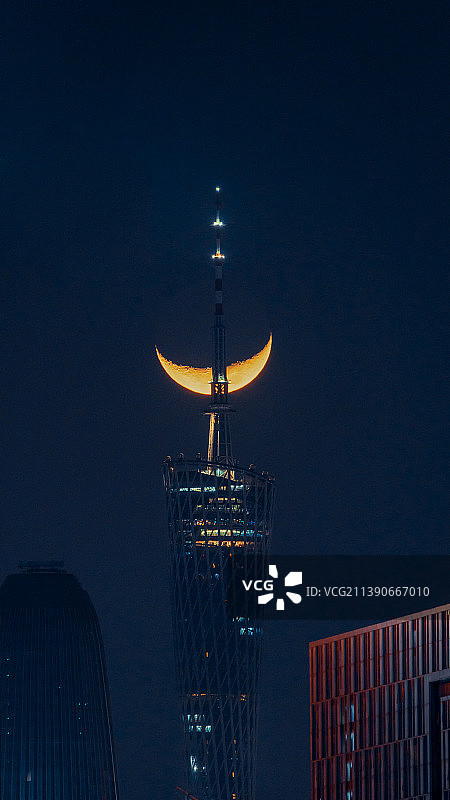 广州塔与峨眉月图片素材