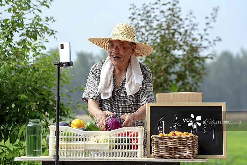 农民在网络直播销售农产品图片素材