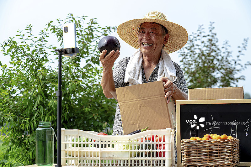 农民在网络直播销售农产品图片素材